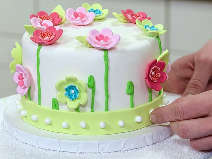 How to make cake decoration with fondant