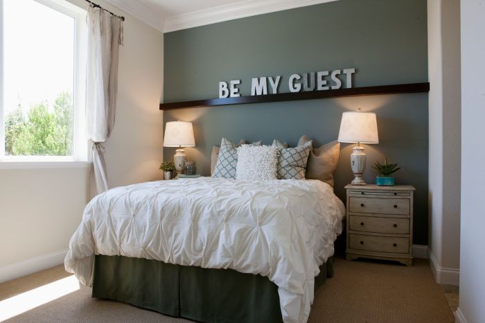 How to decorate a tiny guest room