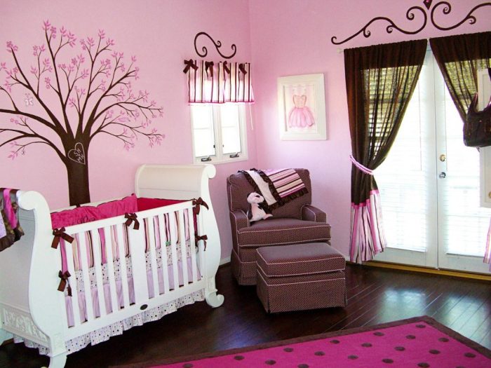 How to decorate a baby room wall