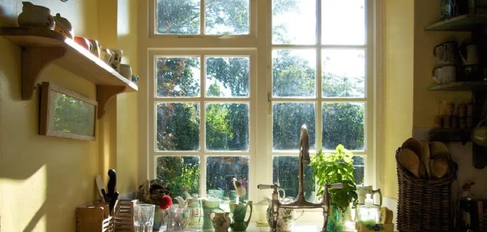 How to decorate your kitchen window