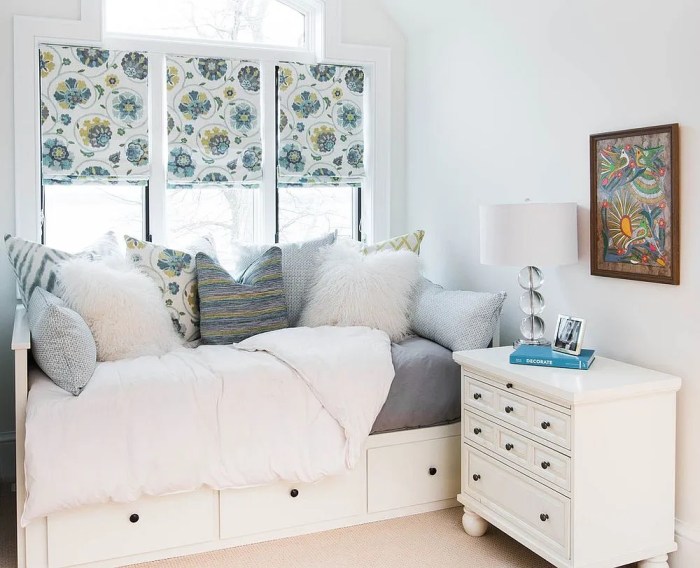 How to decorate a tiny guest room